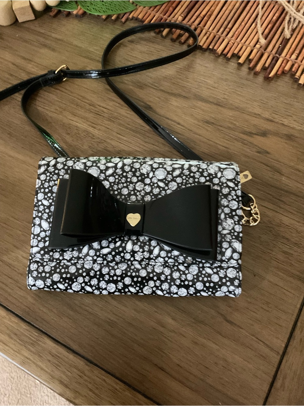 Betsey Johnson Bow Crossbody Bag w/Chain Strap Great Condition Very Clean